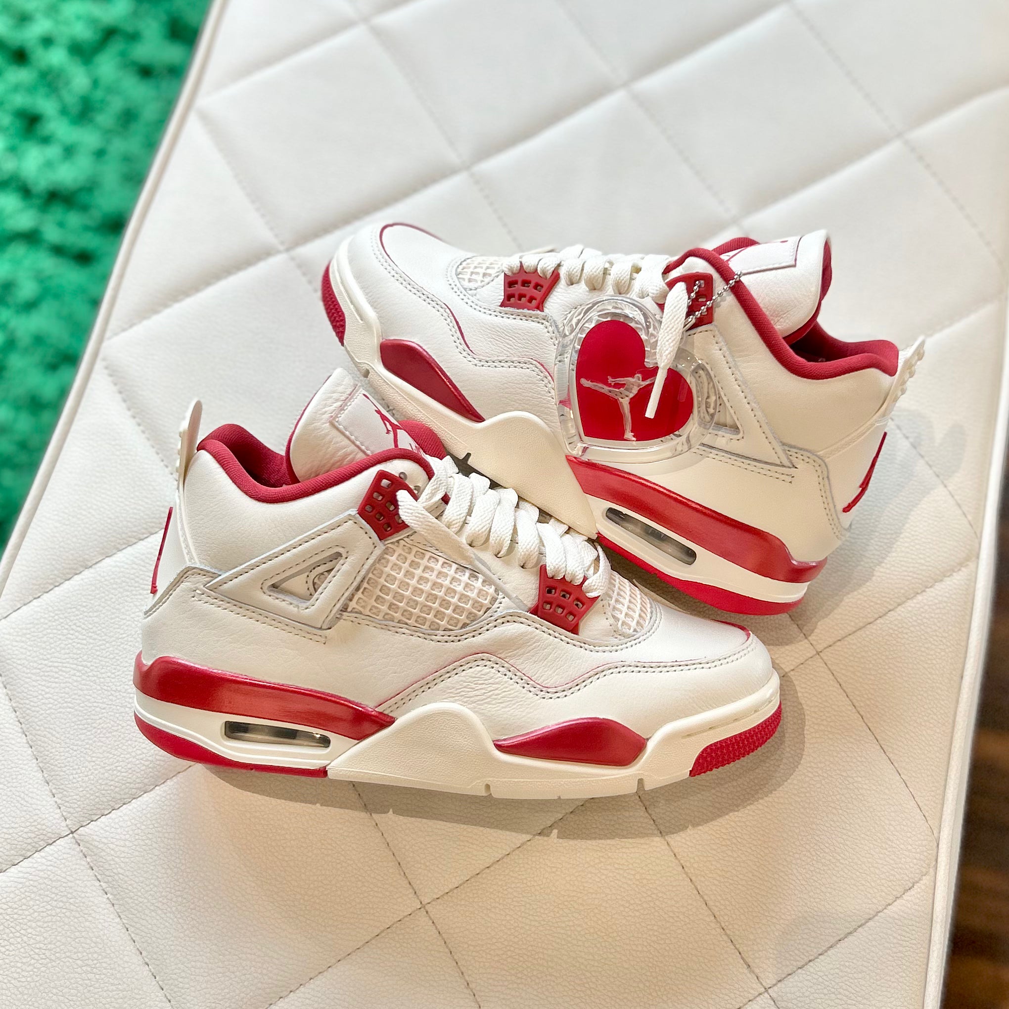 Jordan 4 Retro Valentines Day Sierra Red in de winkel met echte kleur en premium suede details