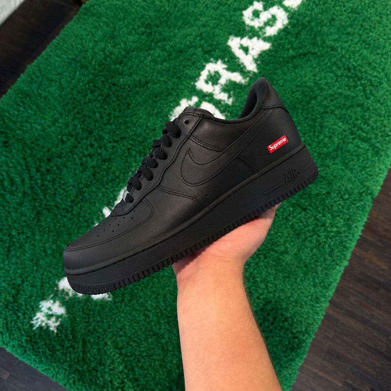 Nike Air Force 1 Low Black Supreme in de winkel met echte kleur en premium leren afwerking