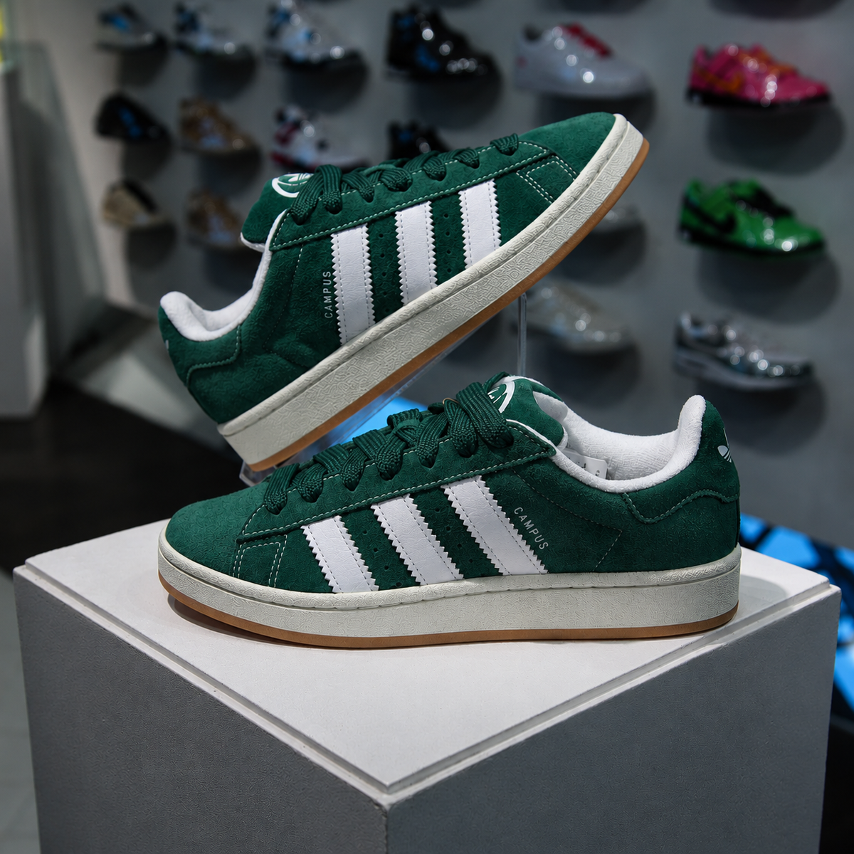 adidas Campus 00s Dark Green Gum in de winkel met echte kleur en premium donkergroene suède afwerking