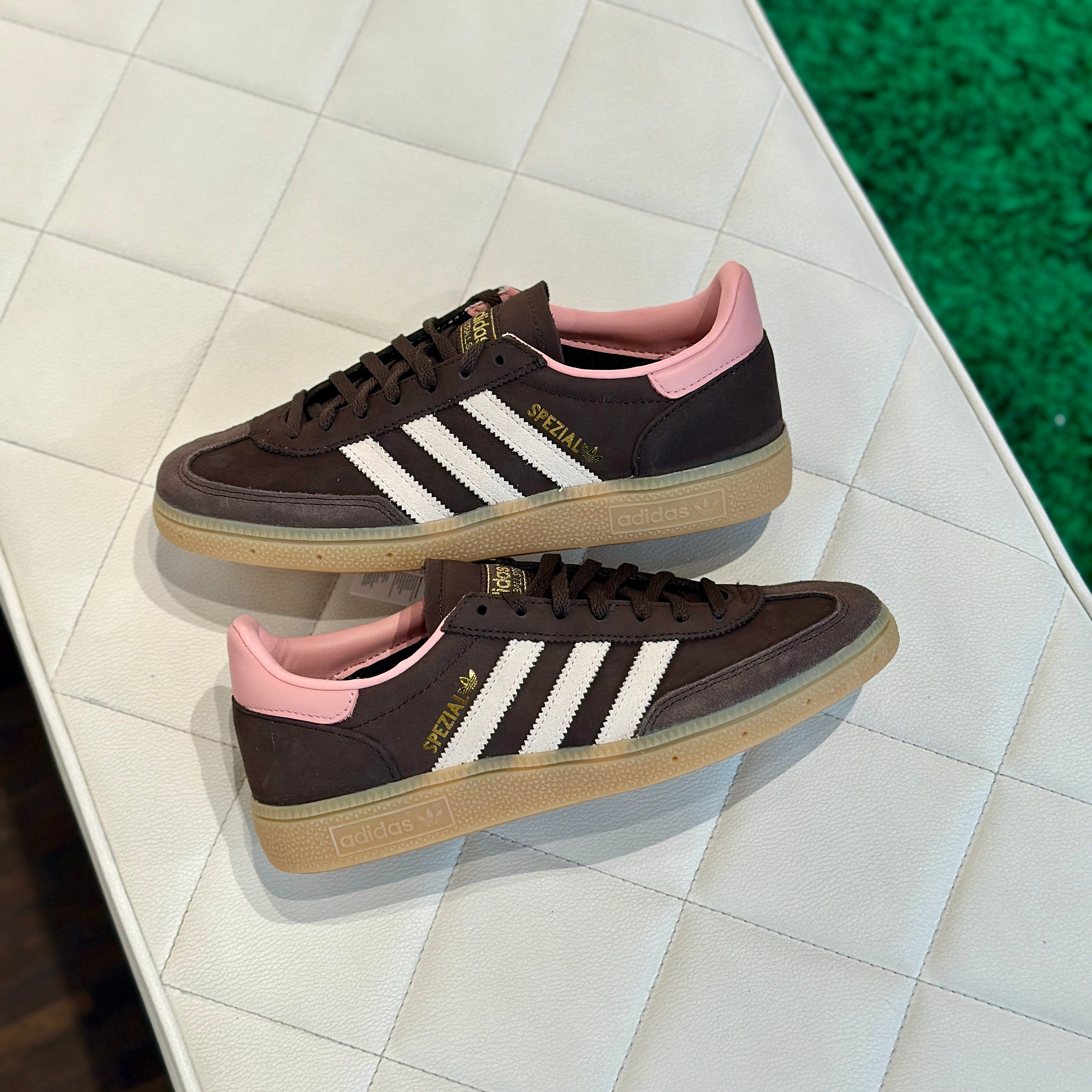 Adidas Handball Spezial Dark Brown Wonder Mauve sneaker in-store real life