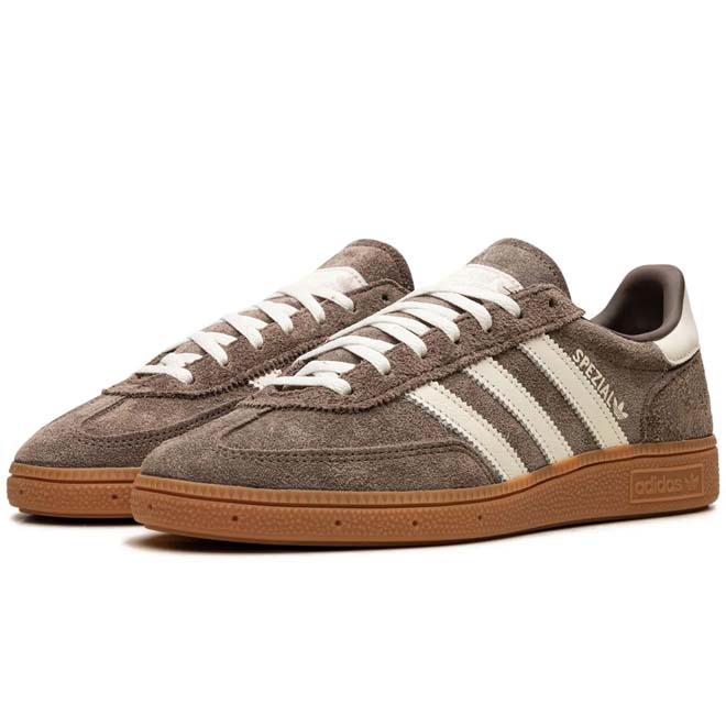Adidas Handball Spezial Earth Strata Gum zijkant 3 stripes en gum sole detail