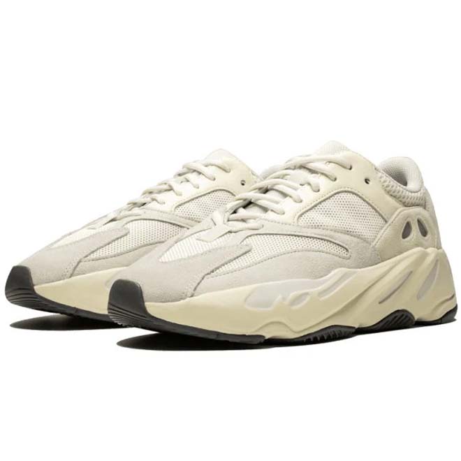 Adidas Yeezy Boost 700 Analog zijkant layered design en mesh suede detail