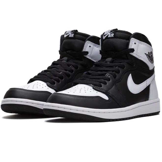 Air Jordan 1 High OG Reverse Panda PS zijkant zwart wit leer en Nike Swoosh detail
