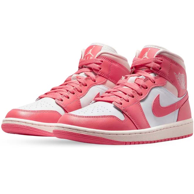Air Jordan 1 Mid Strawberries And Cream dames zijkant met roze overlays en Nike Swoosh detail