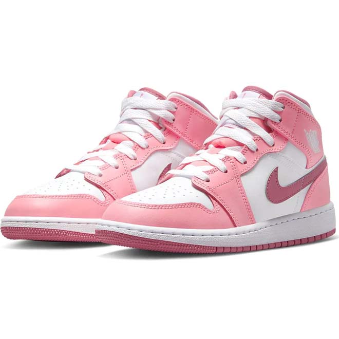 Air Jordan 1 Mid Valentines Day 2023 schuin voor zijaanzicht met roze en rode details