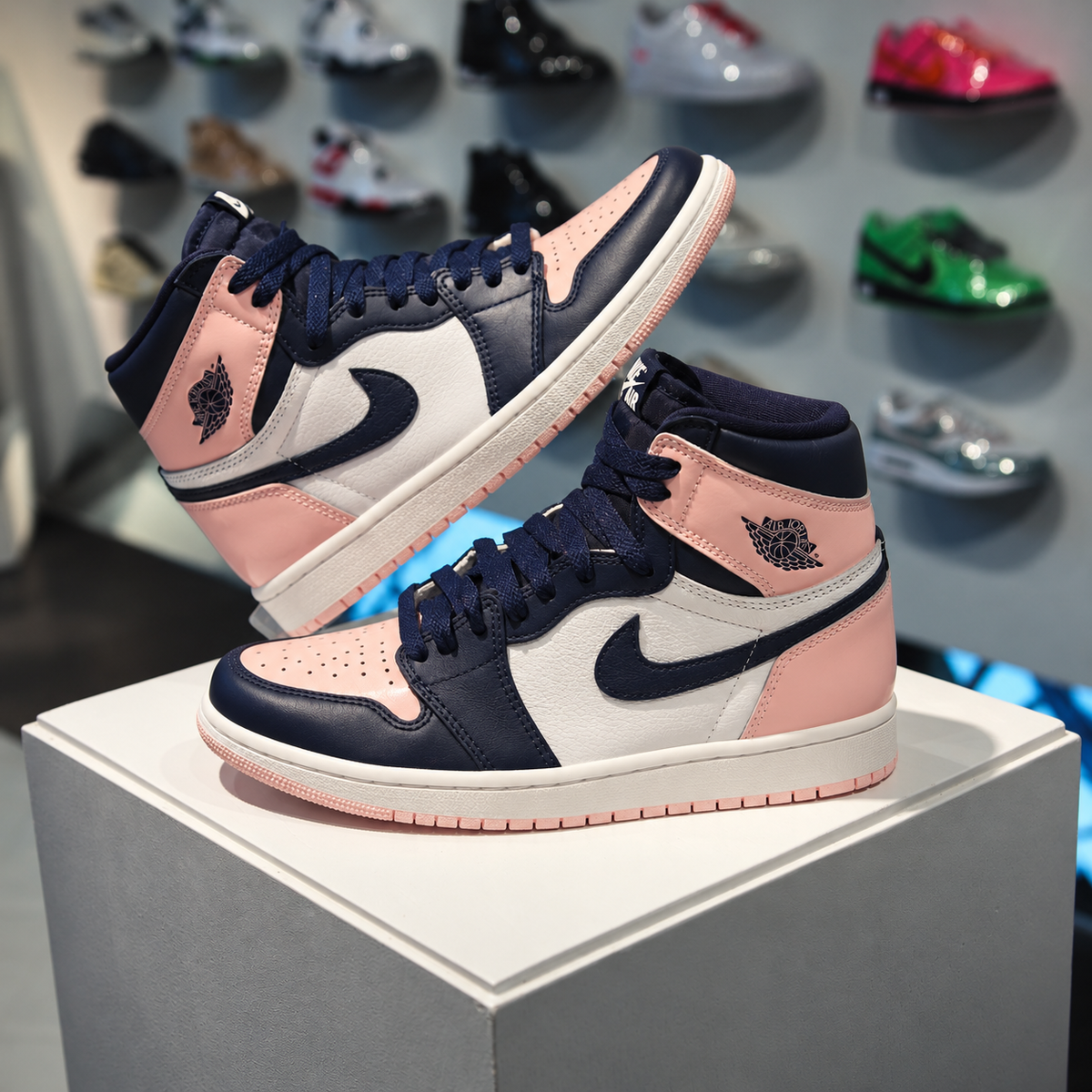 Air Jordan 1 Retro High OG Atmosphere W in de winkel met echte kleur en premium roze lakleren afwerking