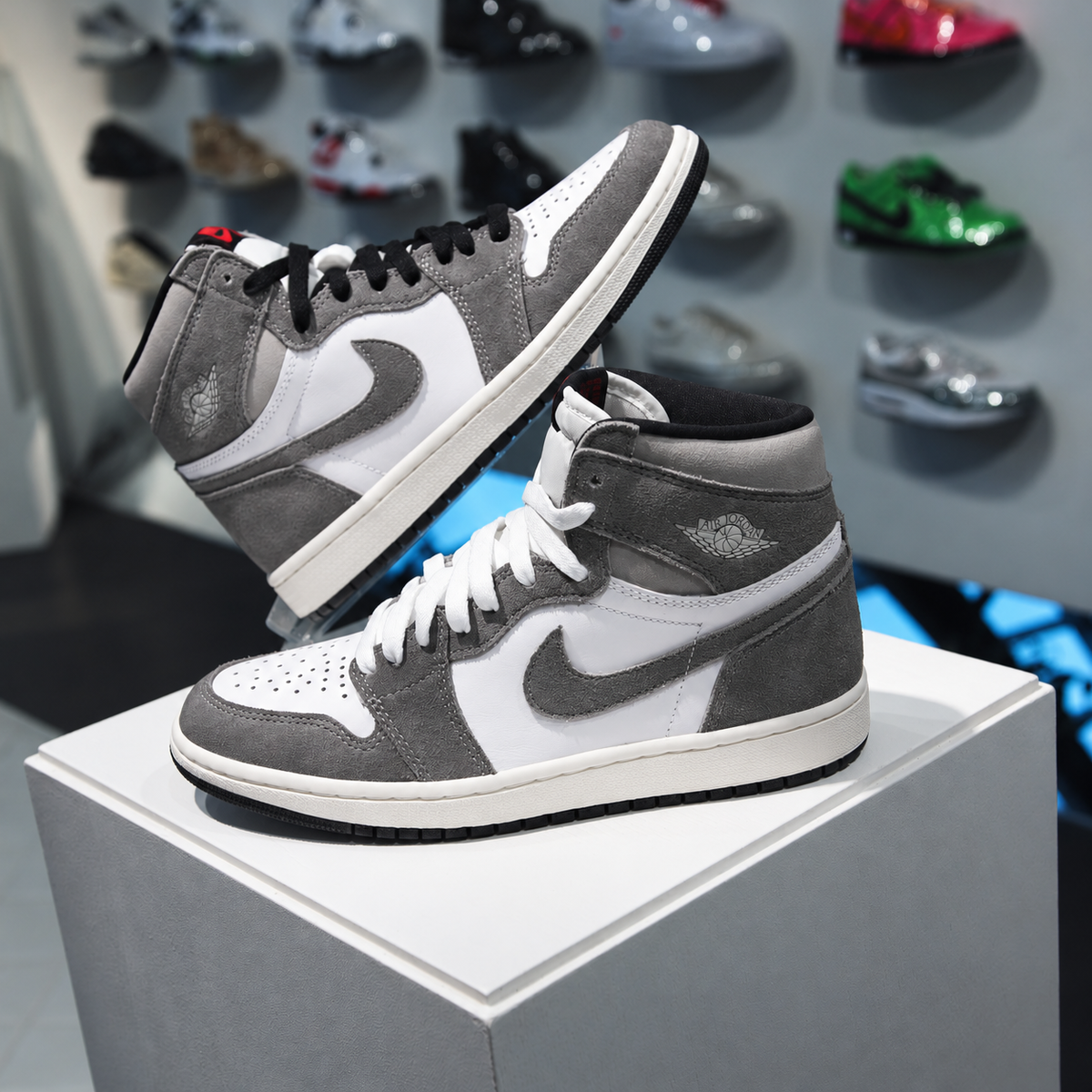 Air Jordan 1 Retro High OG Washed Black in de winkel met echte kleur en premium grijze suède afwerking