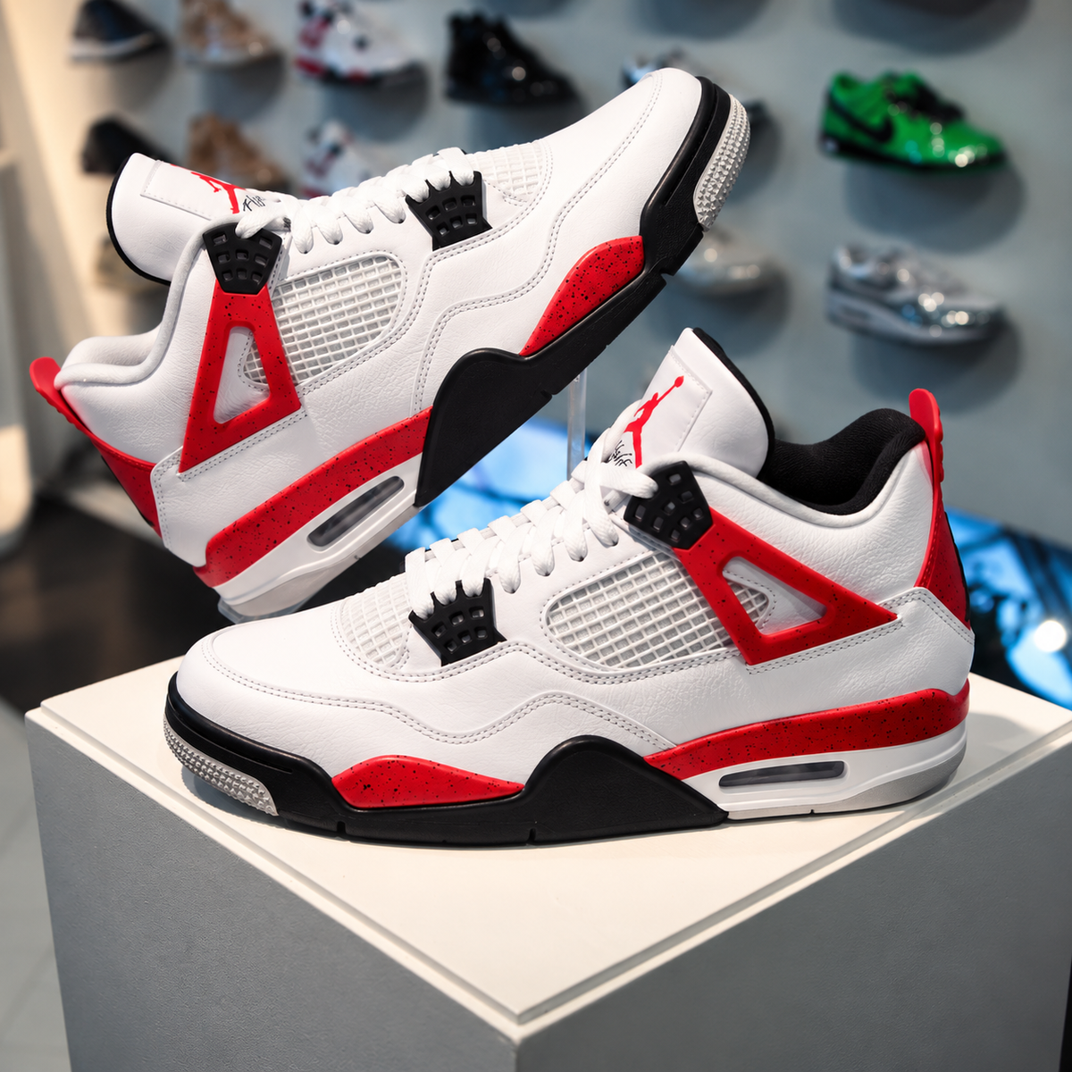 Air Jordan 4 Retro Red Cement in de winkel met echte kleuren en premium leren afwerking