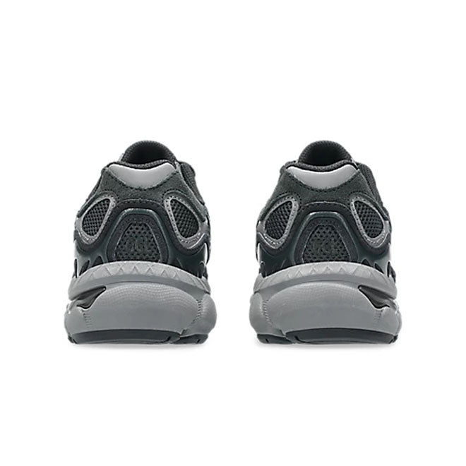 ASICS Gel-NYC Graphite Grey Black GS achterkant met ASICS branding en zwarte details