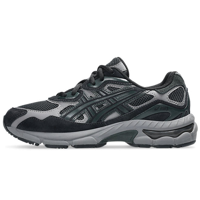 ASICS Gel-NYC Graphite Grey Black GS front view grijze sneaker met zwarte details en GEL demping