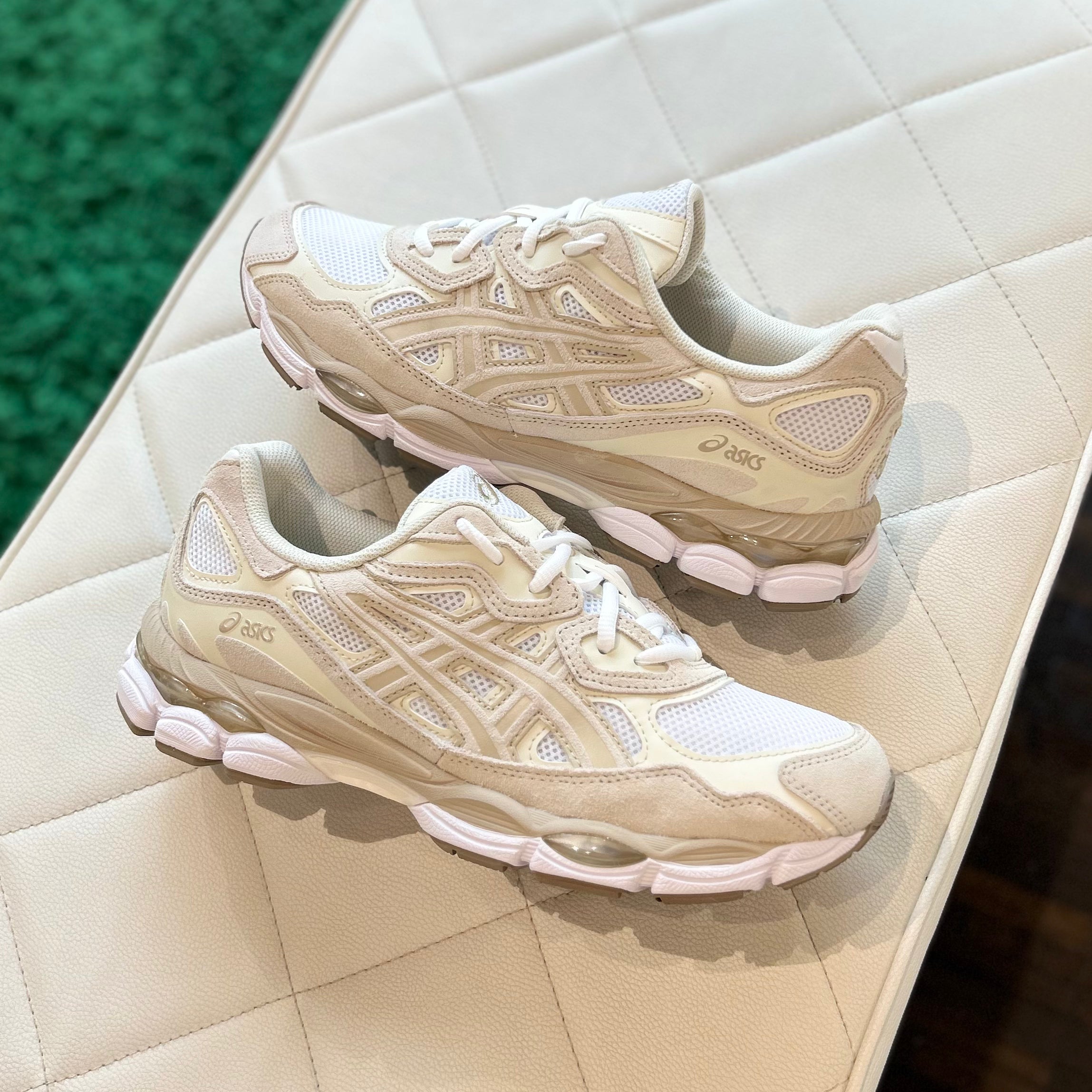 ASICS Gel NYC White Feather Grey in de winkel met echte kleur en premium afwerking