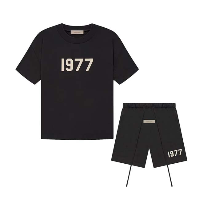 Fear of God Essentials 1977 Iron Summer Set front view donkergrijze t-shirt en short set