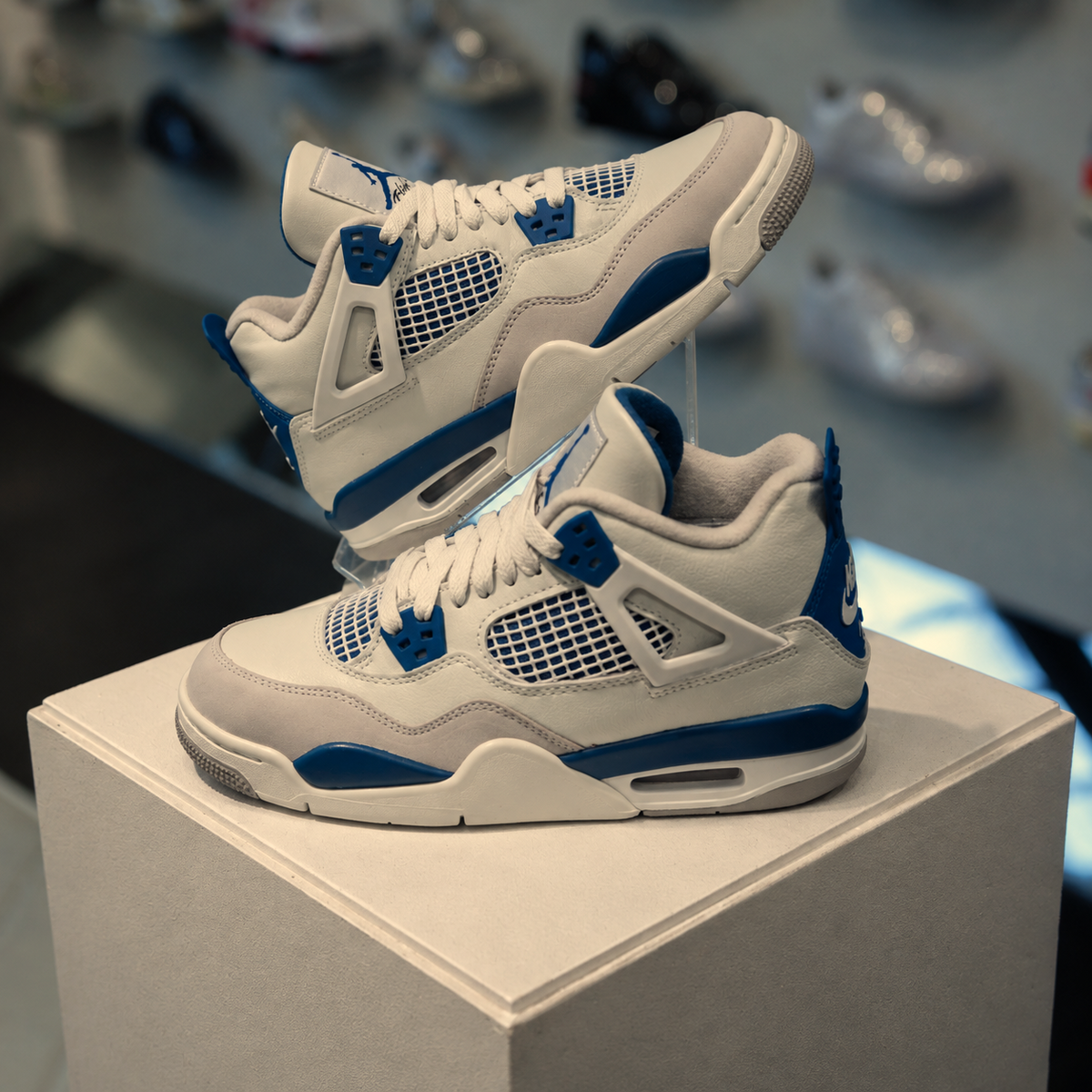 Jordan 4 Retro Military Blue GS in de winkel met echte kleur en premium leren afwerking