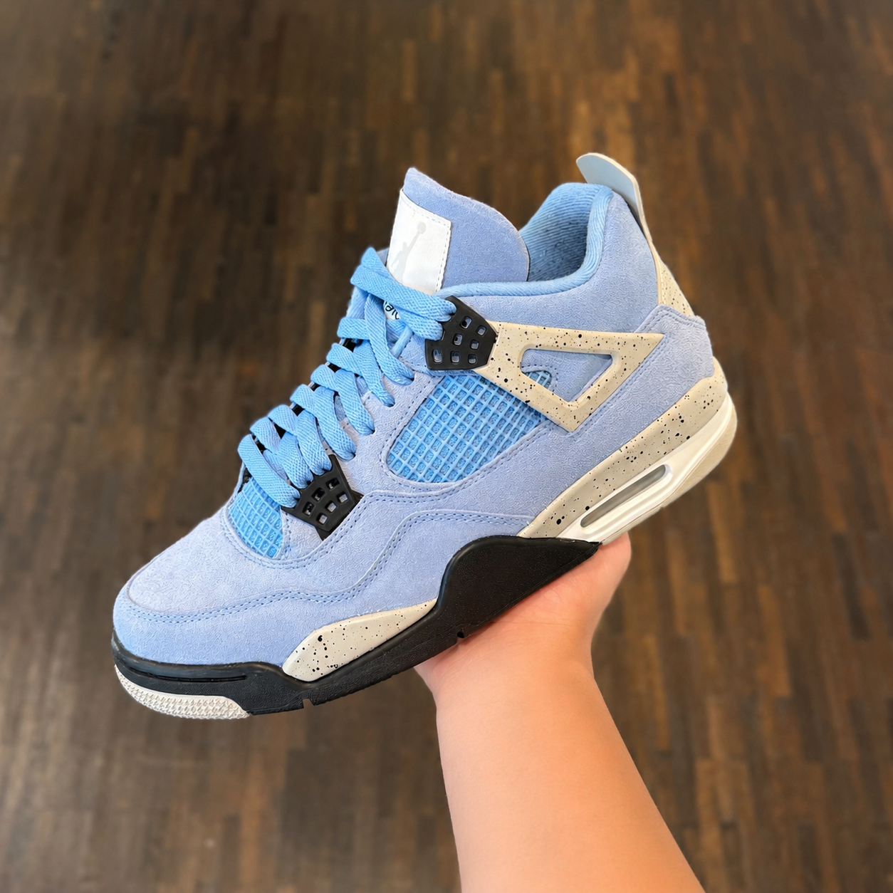 Jordan 4 Retro University Blue in de winkel met echte kleur en premium suede afwerking