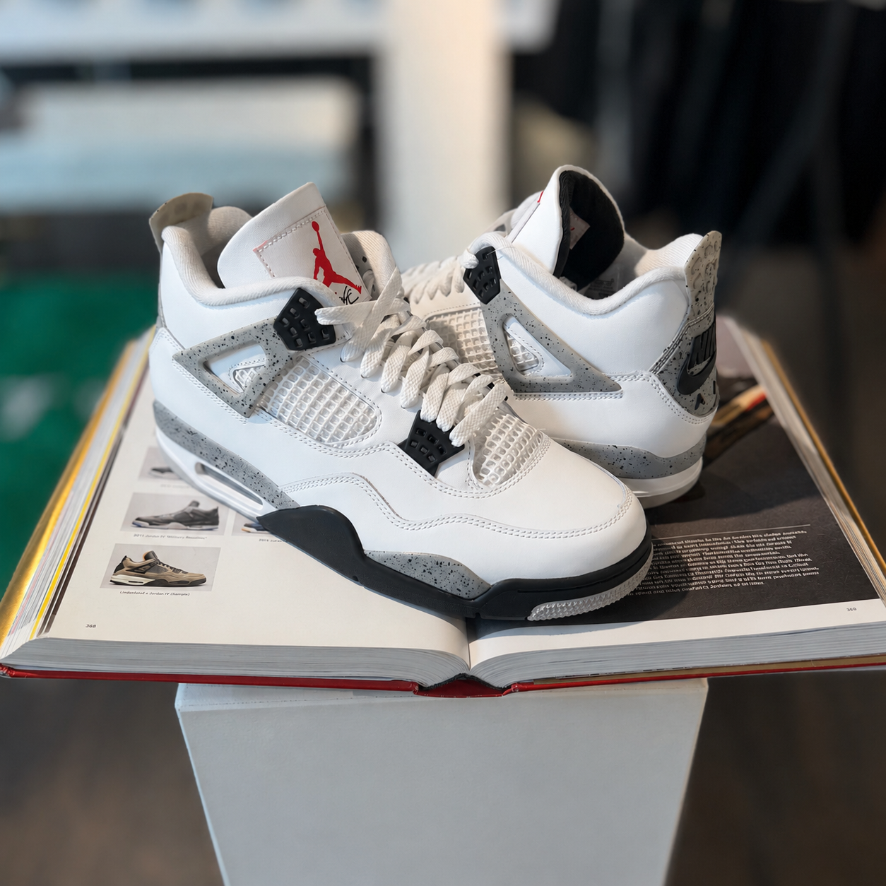 Jordan 4 Retro White Cement in de winkel met echte kleur en premium leren afwerking