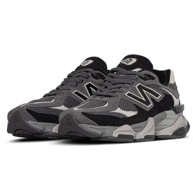New Balance 9060 Black Castlerock zijkant N logo en chunky zool detail