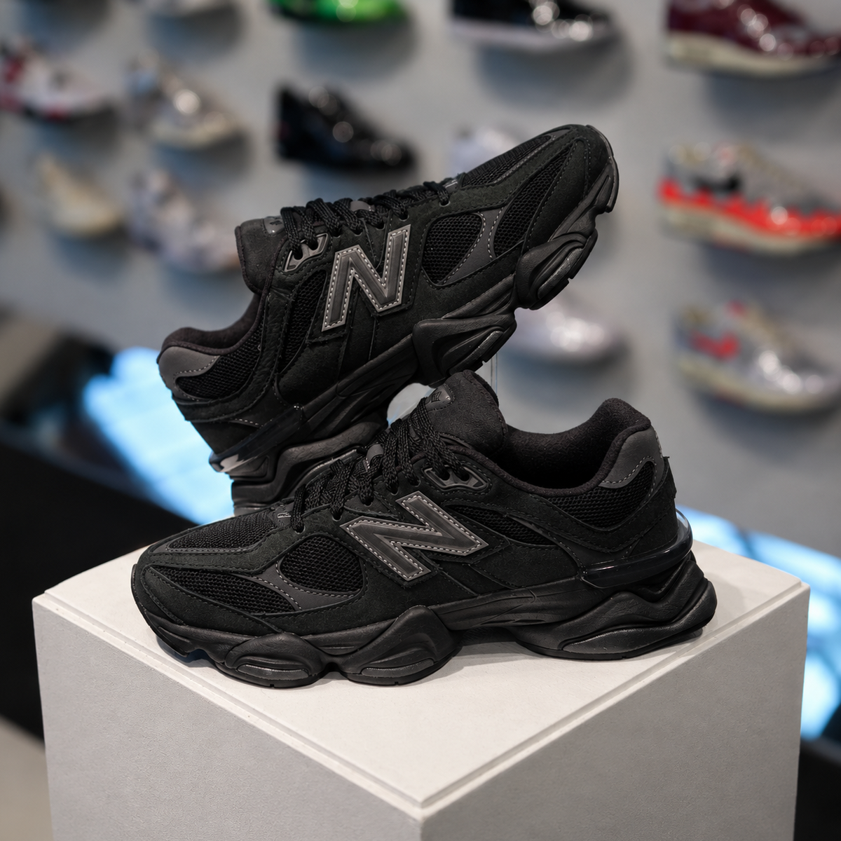 New Balance 9060 Black Cement in de winkel met echte kleur en premium afwerking