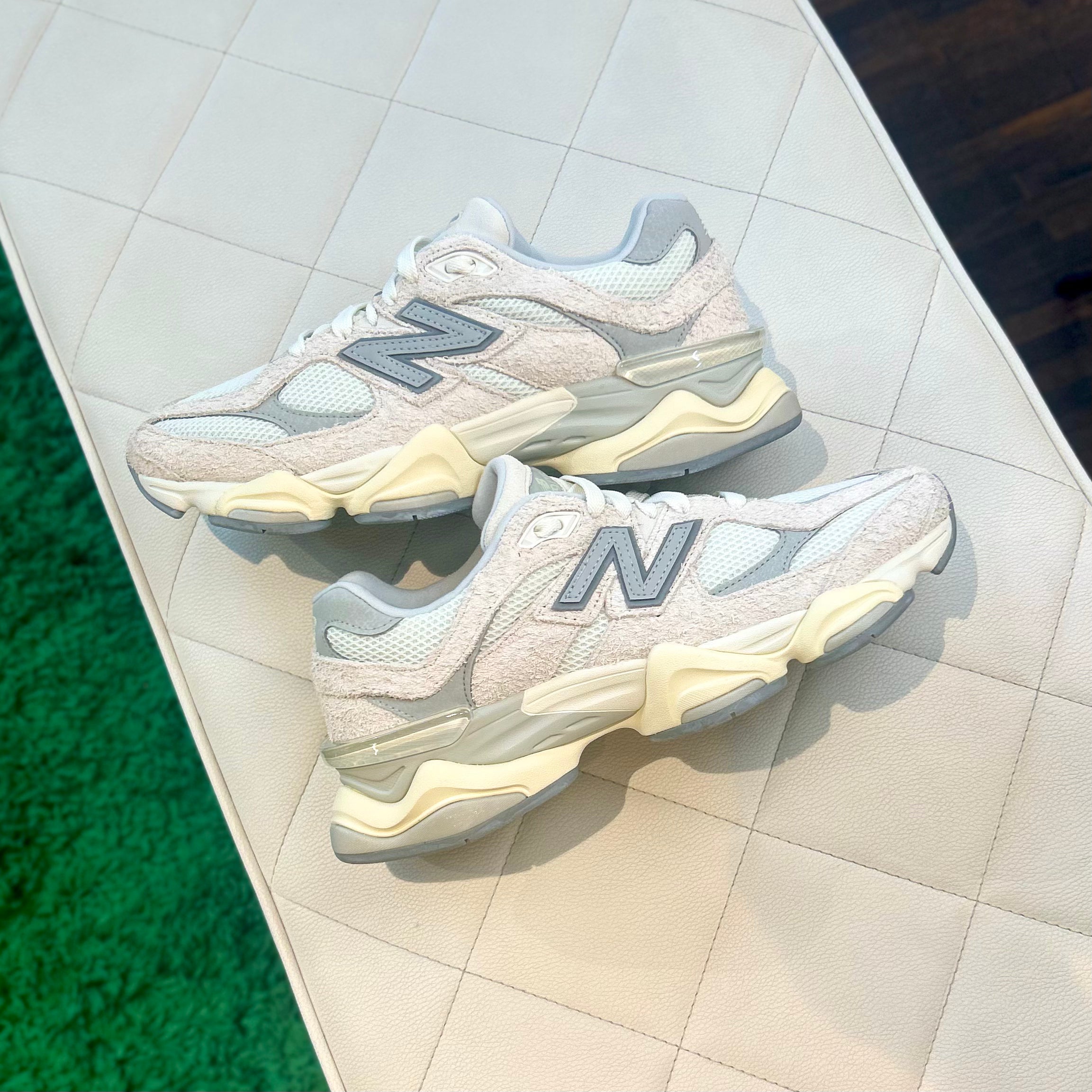 New Balance 9060 Moonbeam Sea Salt in store foto echte kleur en look
