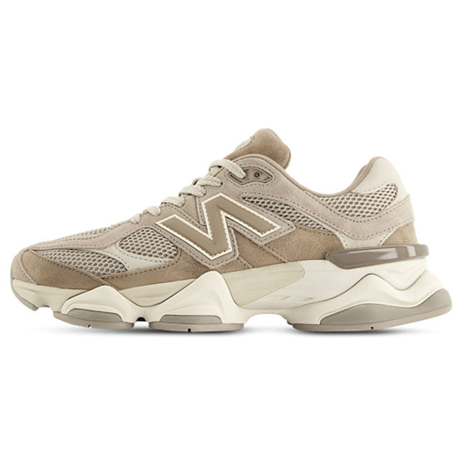 New Balance 9060 Mushroom front view beige bruine sneaker met premium mesh en suède details