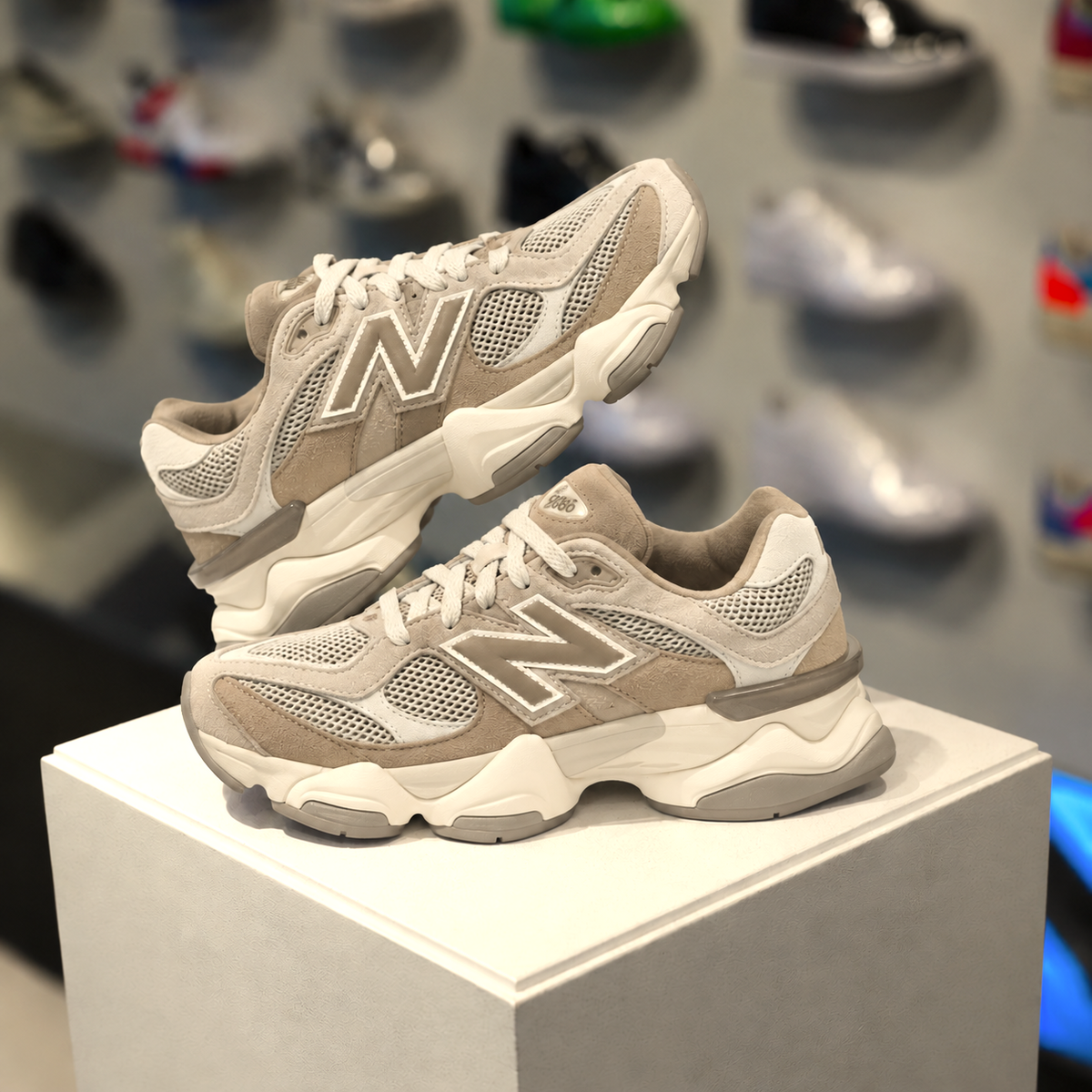 New Balance 9060 Mushroom in de winkel met echte beige bruine kleuren en premium suède afwerking