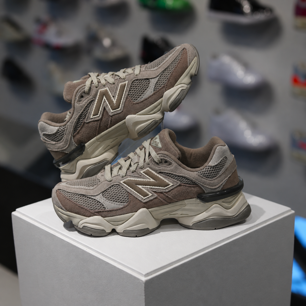 New Balance 9060 Mushroom in de winkel met echte kleur en premium afwerking