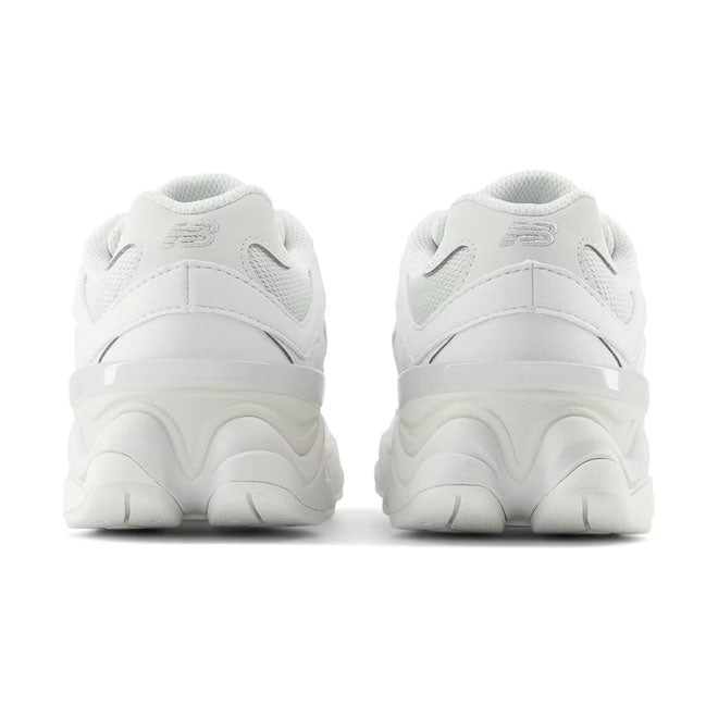 New Balance 9060 Reflection GS achterkant met New Balance branding en grijze details