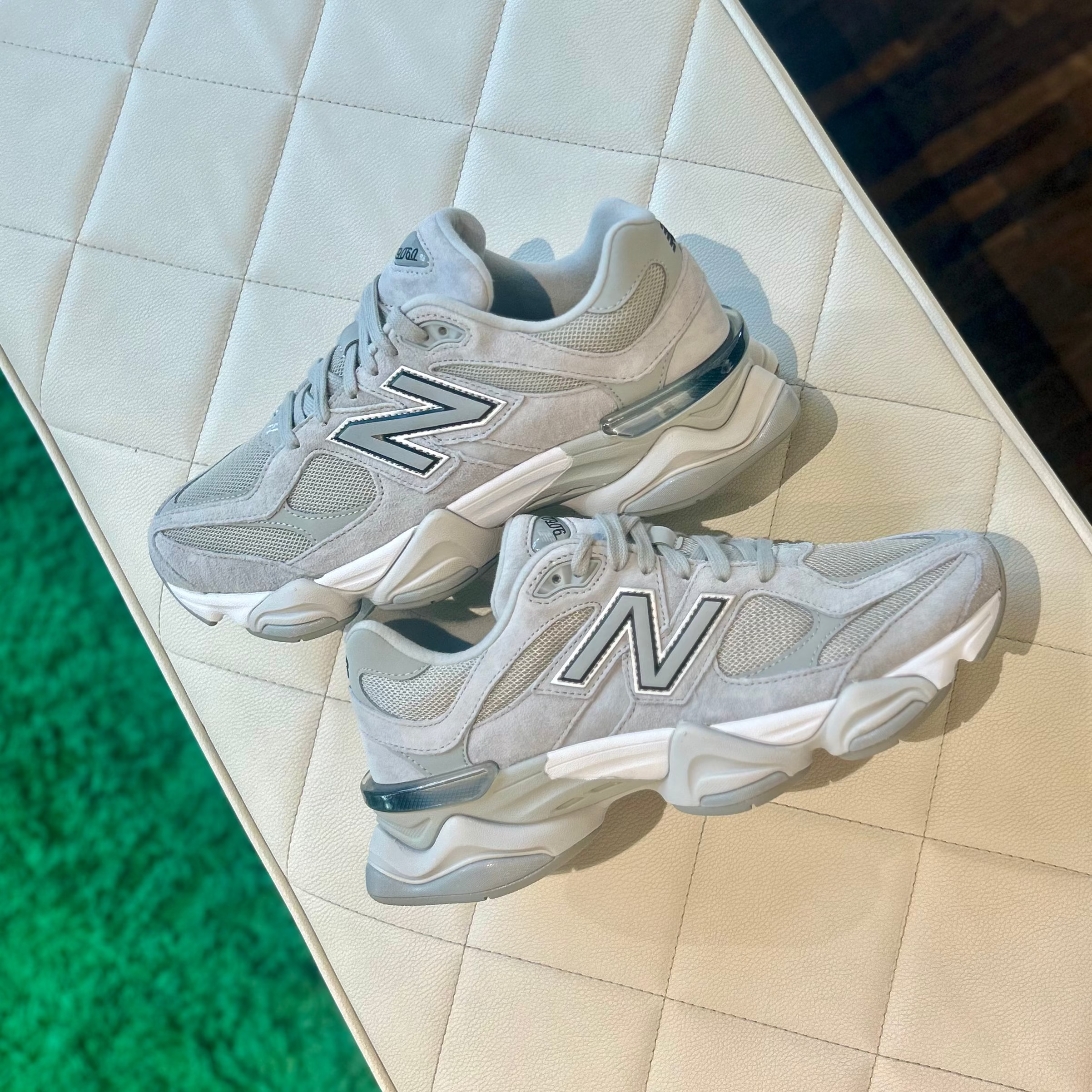 New Balance 9060 Silver Metallic Grey in store foto echte kleur en look