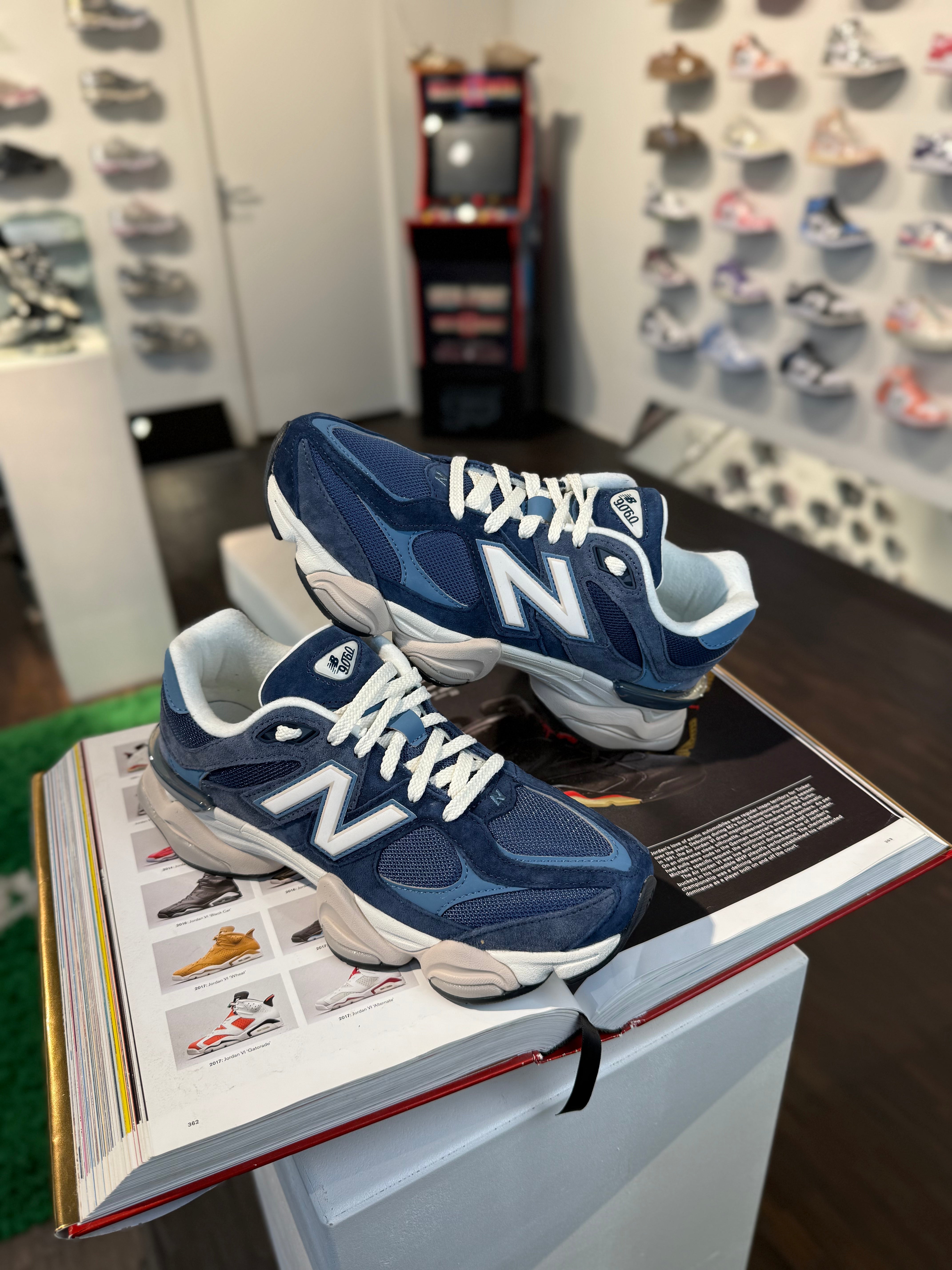 New Balance 9060 Vintage Indigo Heron Blue in store foto echte kleur en look