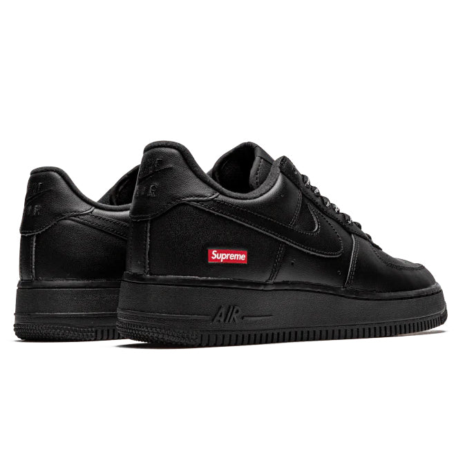 Nike Air Force 1 Low Black Supreme achterkant sneaker heel detail