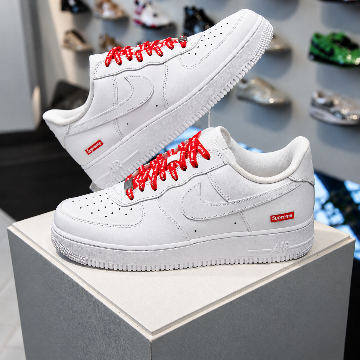 Nike Air Force 1 Low White Supreme in de winkel met echte witte kleur premium leren afwerking en exclusieve Supreme details