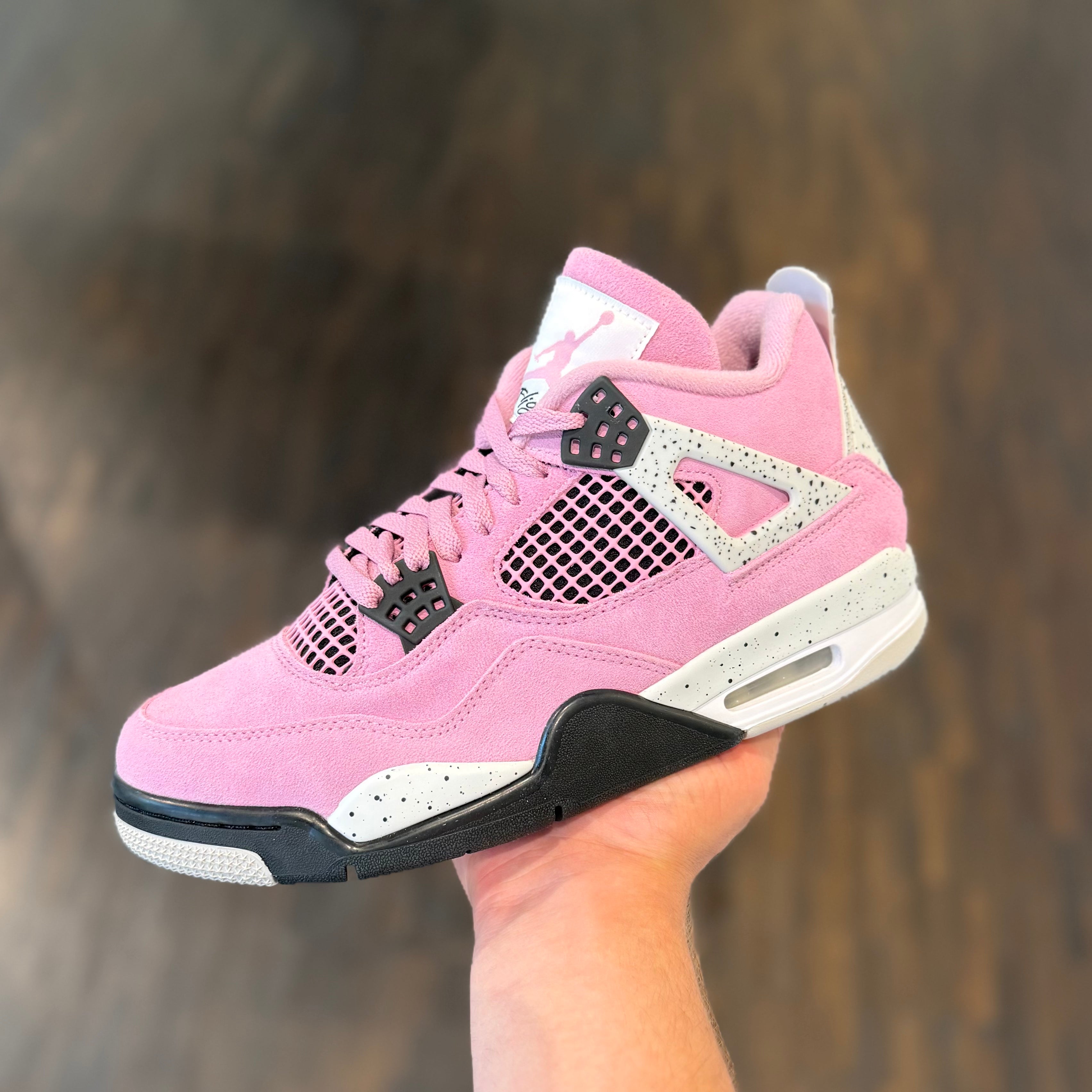 Nike Air Jordan 4 Orchid in de winkel met echte kleur en premium suede afwerking