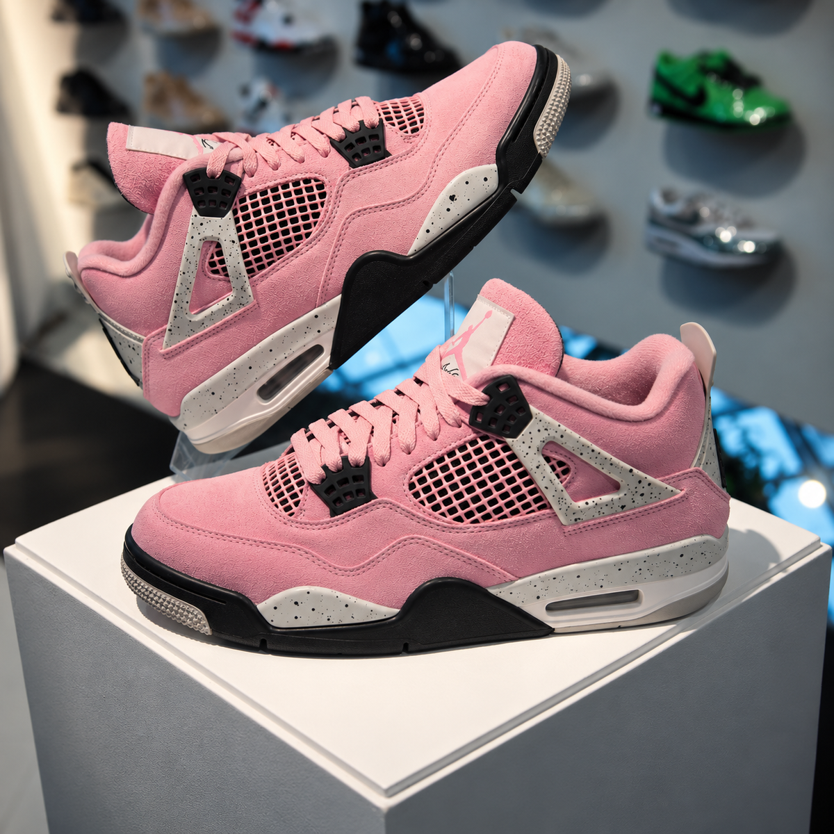 Nike Air Jordan 4 Orchid in de winkel met echte roze kleuren en premium suède afwerking