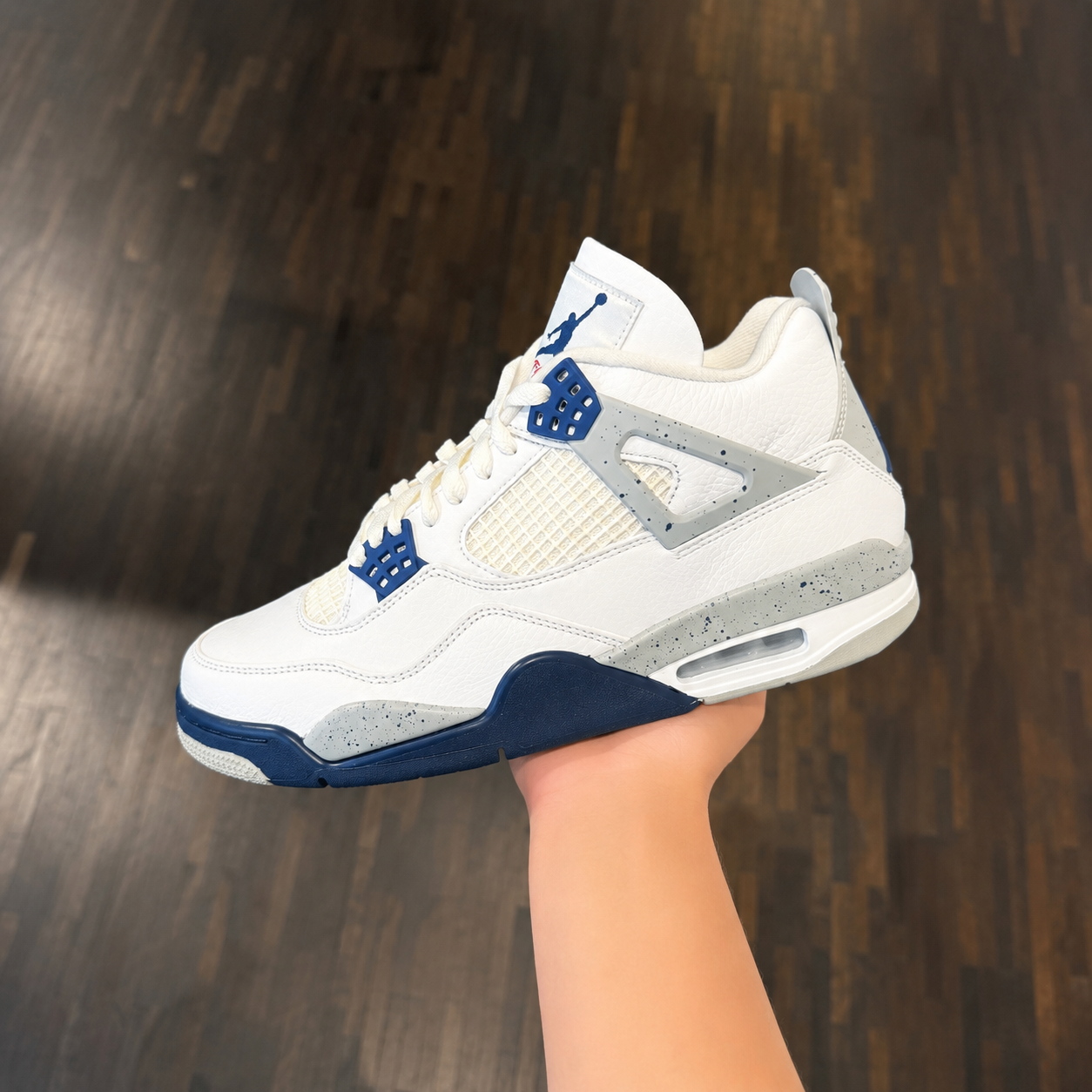 Nike Air Jordan 4 Retro White Midnight Navy in de winkel met echte kleur en premium leren afwerking