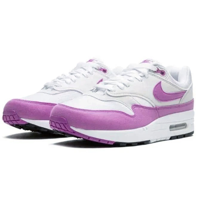 Nike Air Max 1 Fuchsia Dream dames zijkant swoosh en Air unit detail roze