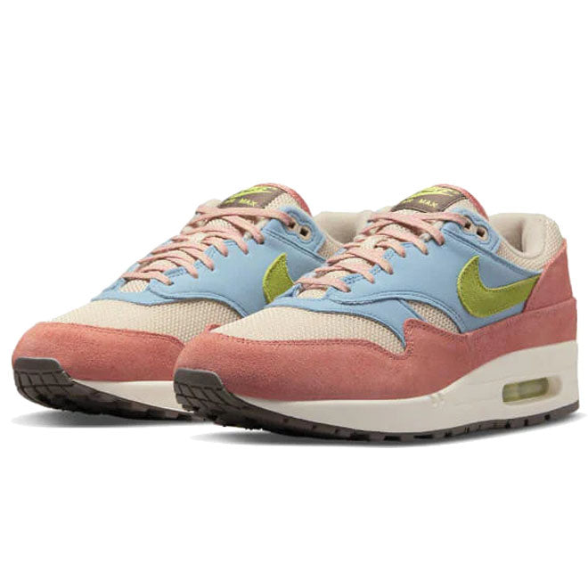 Nike Air Max 1 Light Madder Root zijkant met premium suède upper en zichtbare Air unit
