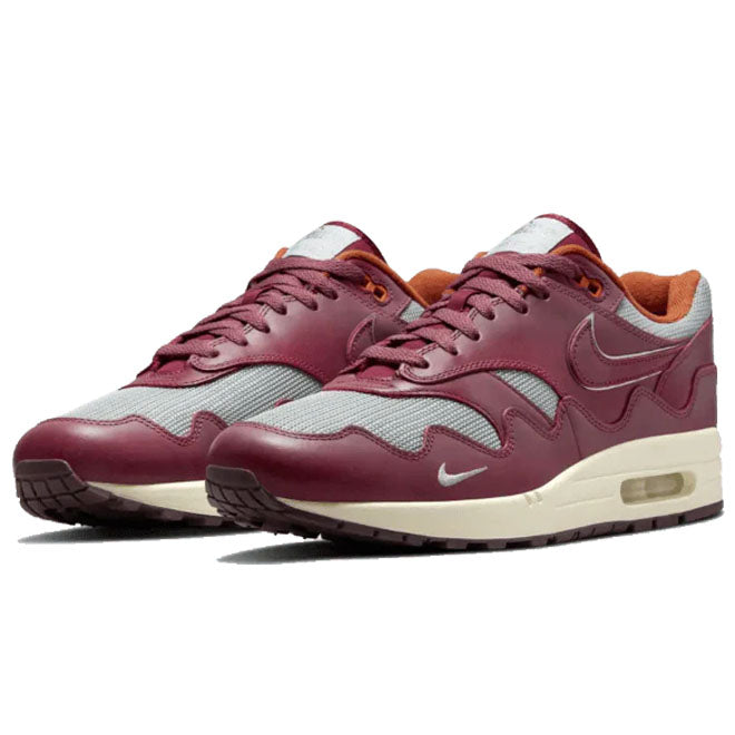 Nike Air Max 1 Patta Rush Maroon zijkant met wave mudguard en zichtbare Air unit