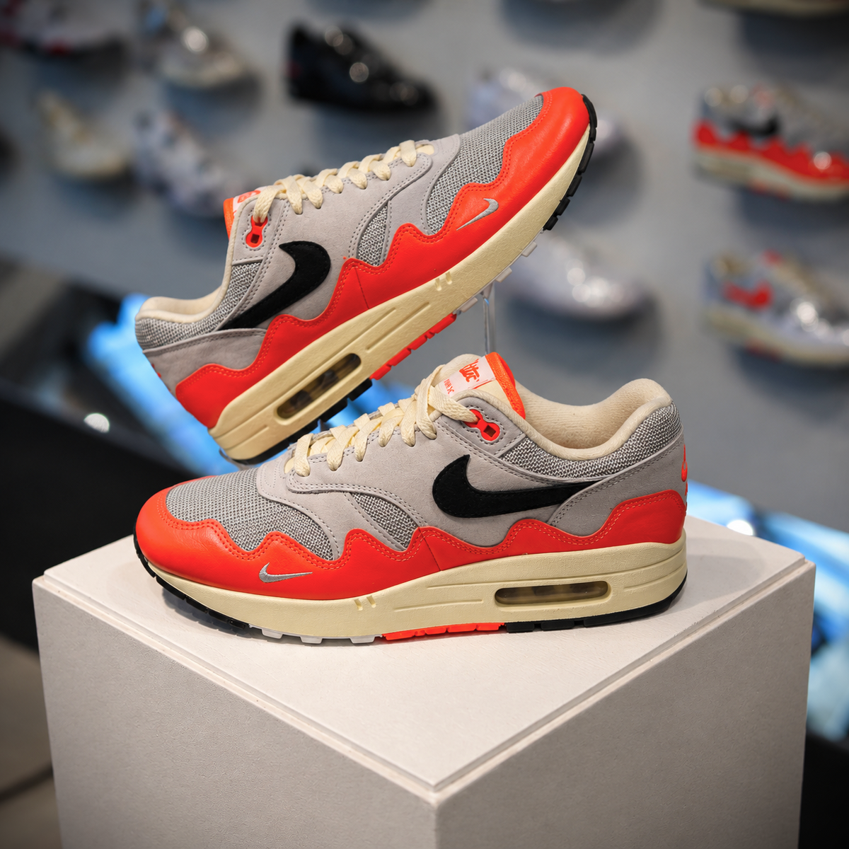 Nike Air Max 1 Patta Waves Hyper Crimson Pure Platinum in de winkel met echte kleur en premium afwerking