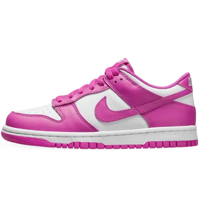 Nike Dunk Low Active Fuchsia zijkant met witte leren upper en roze overlays