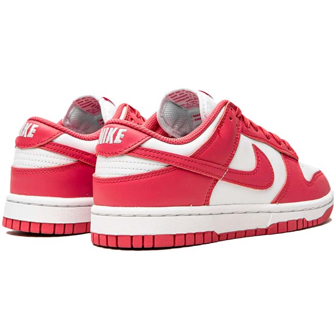 Nike Dunk Low Archeo Pink achterkant hiel en Nike logo detail