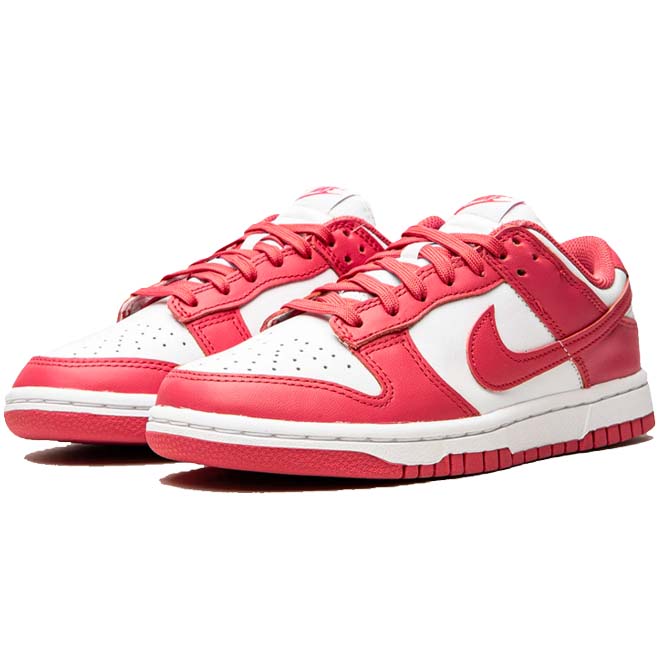 Nike Dunk Low Archeo Pink zijkant swoosh en roze wit design detail