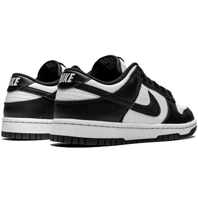 Nike Dunk Low Panda achterkant hiel en Nike logo detail
