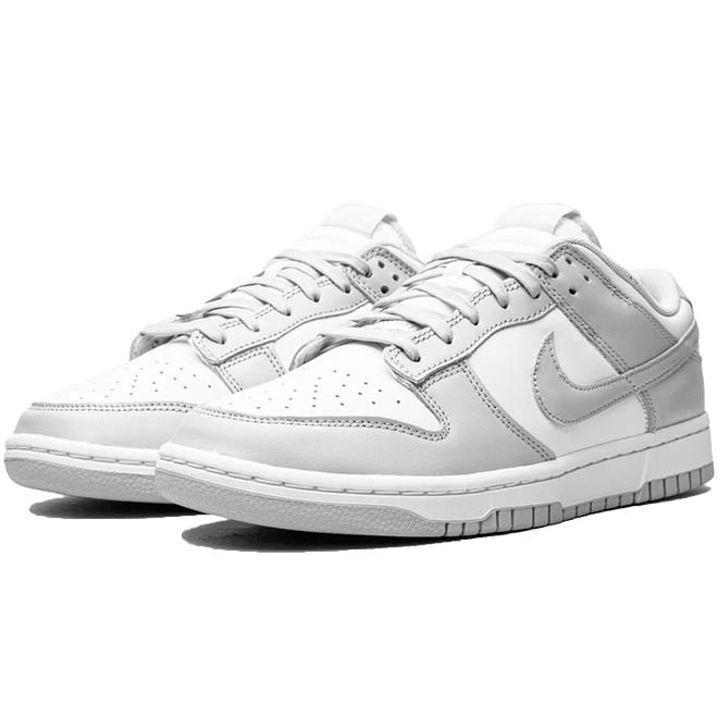 Nike Dunk Low Grey Fog zijkant swoosh en kleur detail grijs wit