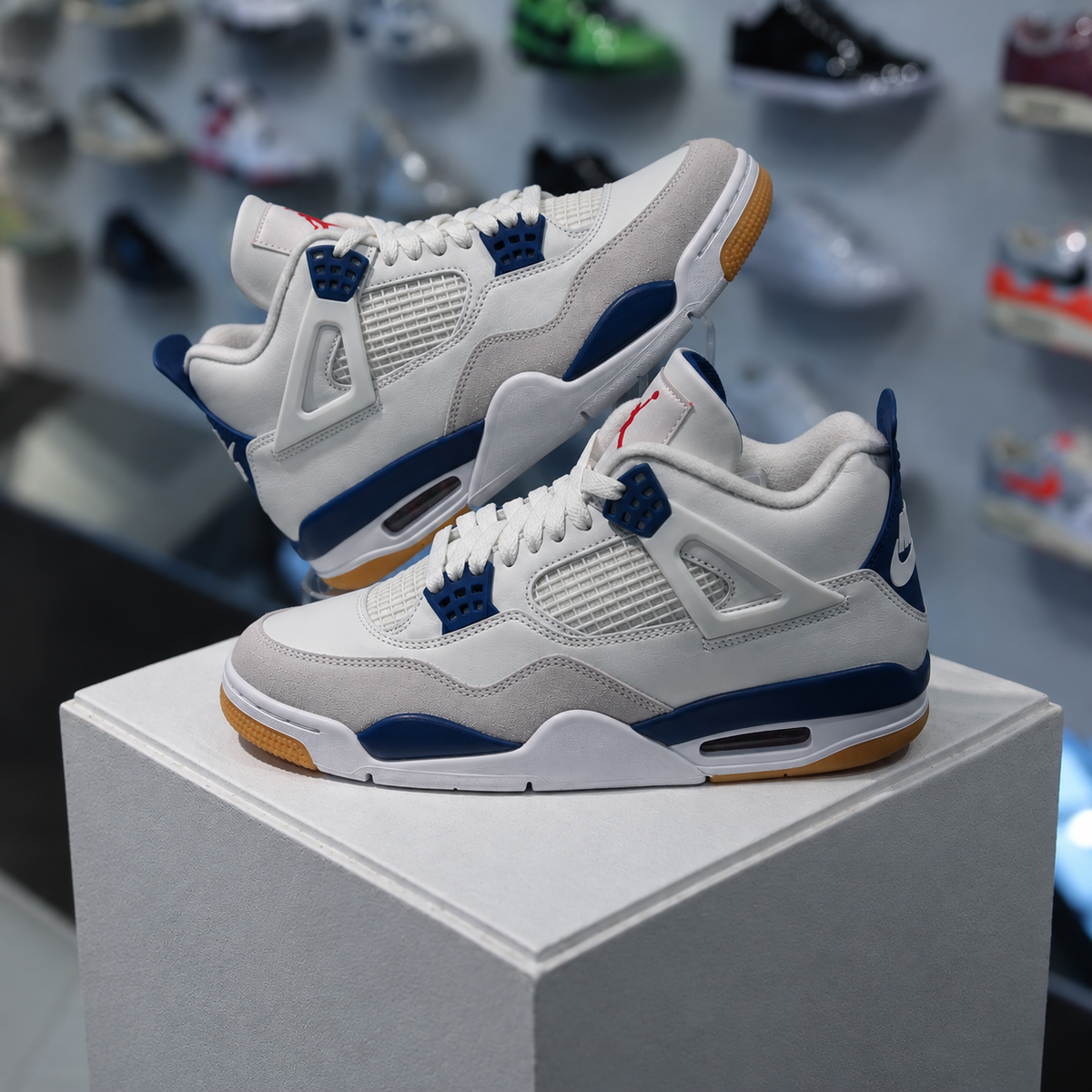 Nike SB x Air Jordan 4 Navy in de winkel met echte kleur en premium leren afwerking