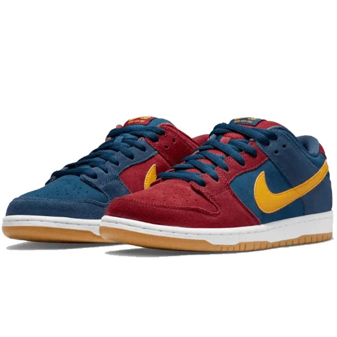 Nike SB Dunk Low Barcelona zijkant met kleurrijke upper en Nike Swoosh