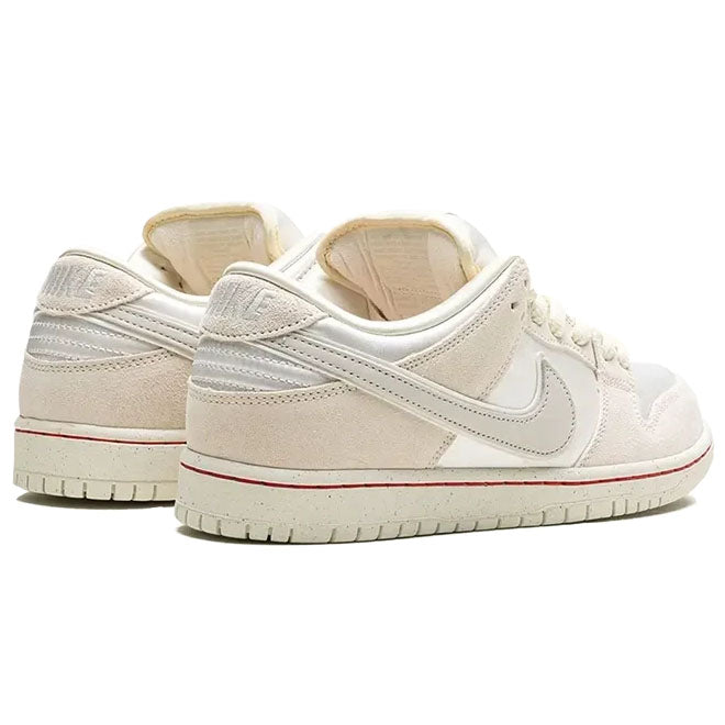 Nike SB Dunk Low City Of Love Light Bone achterkant met Nike SB branding en lichte details
