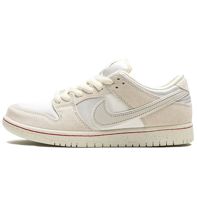 Nike SB Dunk Low City Of Love Light Bone front view crèmekleurige sneaker met premium details