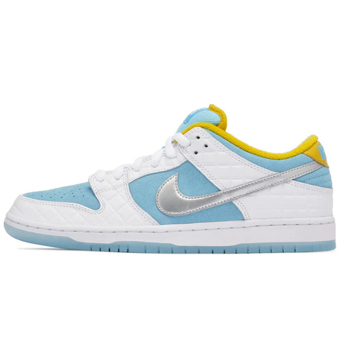 Nike SB Dunk Low FTC Lagoon Pulse schuin voor zijaanzicht met lichtblauwe witte en zilveren details
