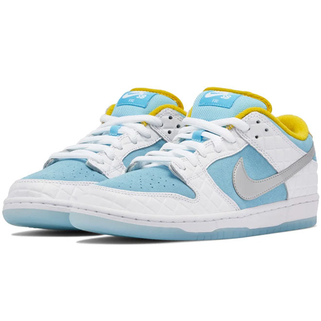 Nike SB Dunk Low FTC Lagoon Pulse volledig zijaanzicht met lichtblauwe upper en metallic Nike Swoosh