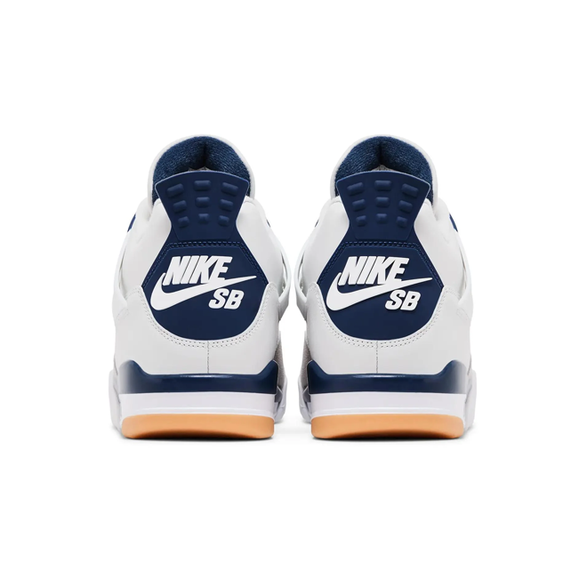 Nike SB x Air Jordan 4 Navy achterkant hiel en Nike SB logo detail