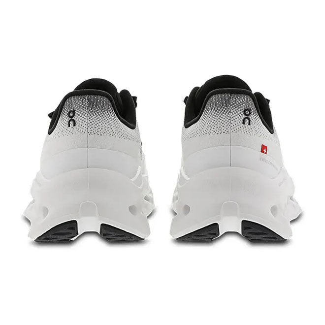 On Running Cloudtilt Black Ivory achterkant met On Running branding en CloudTec zool